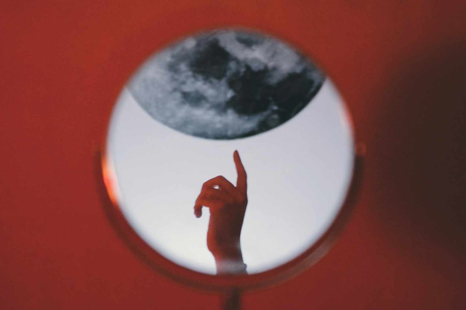 Hand hält einen Spiegel, der Reflexion zeigt – Symbol für Selbstwahrnehmung, innere Klarheit und Human Design im Business.
