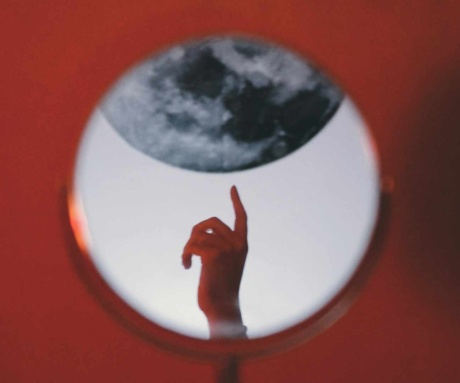 Hand hält einen Spiegel, der Reflexion zeigt – Symbol für Selbstwahrnehmung, innere Klarheit und Human Design im Business.